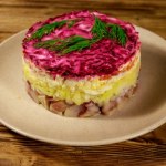 Śledzie pod pierzynką to hit Wigilii. W moim domu znikają ze stołu w minutę