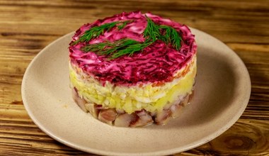 Śledzie pod pierzynką to hit Wigilii. W moim domu znikają ze stołu w minutę