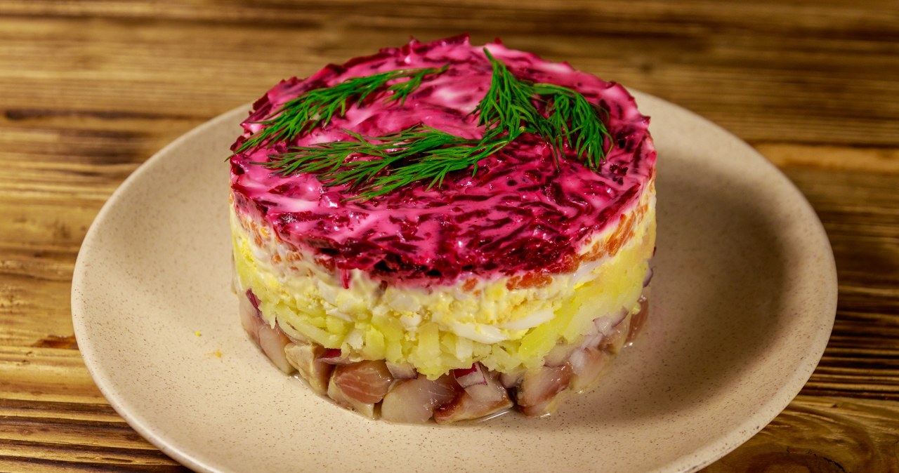 Śledzie pod pierzynką to świąteczna sałatka, w której w którym filety śledziowe układa się na dnie naczynia, a następnie przykrywa warstwami dodatków /Pixel