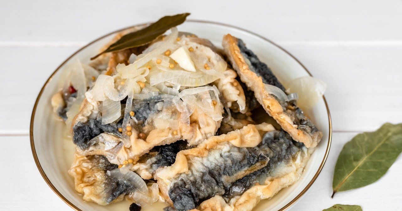 Śledzie smażone w zalewie octowej to prosty sposób na świąteczną przekąskę. /vivoo /123RF/PICSEL