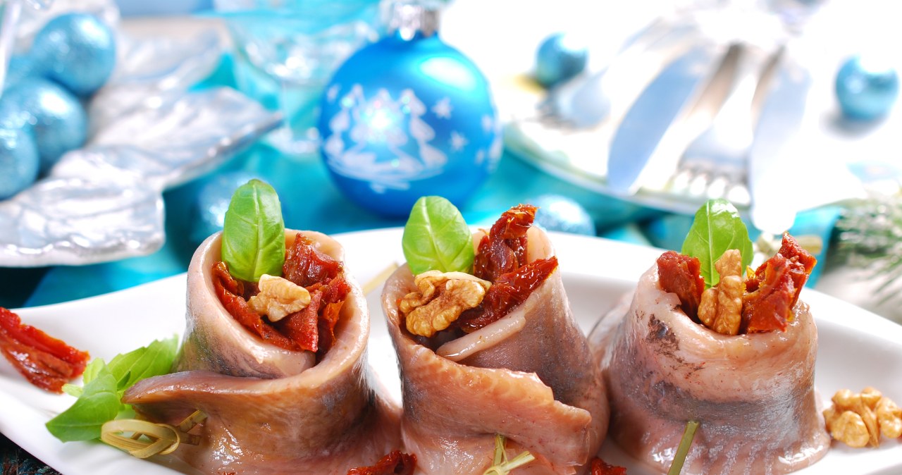 Śledzie to jedne z wielu przekąsek, które pojawiały się na stole w PRL-u /Pixel