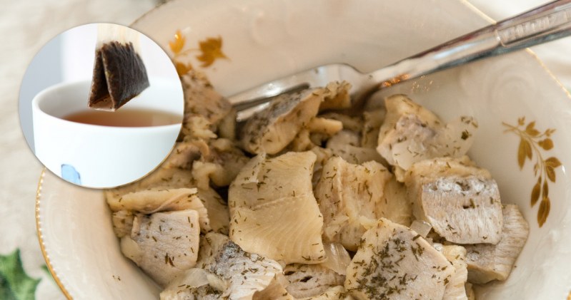 Śledzie w herbacie smakują wyśmienicie. Większość osób nawet nie myśli o takiej marynacie, a to błąd /Pixel