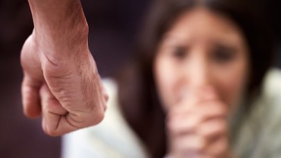 Śledził każdy ruch żony. Wpadł, gdy przyjechał za nią na policję