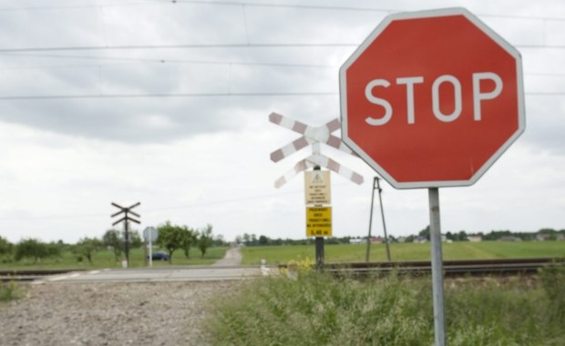Śledztwo w sprawie tragicznego wypadku na przejeździe kolejowym zawieszone do listopada