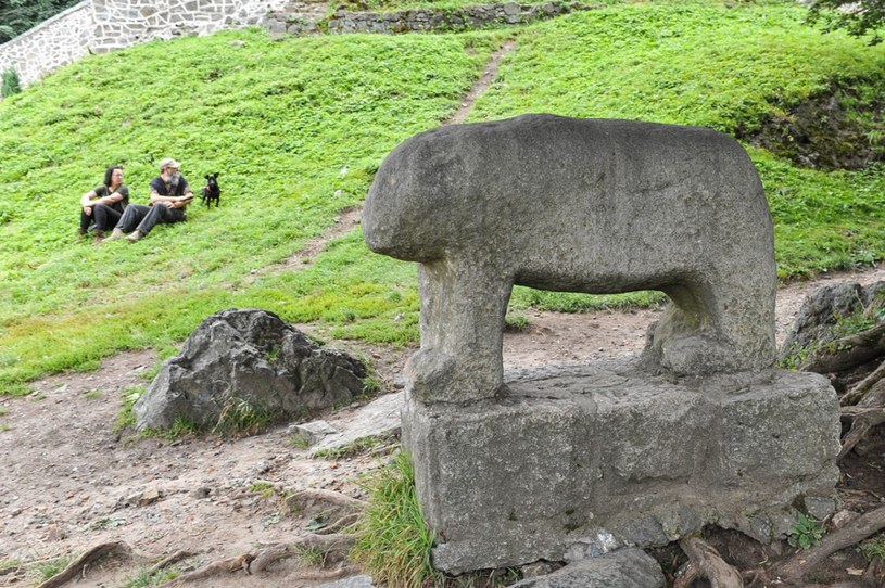 Ślęża - starożytna, kultowa rzeźba niedźwiedzia na szczycie góry /GERARD/ REPORTER /East News