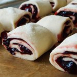 ciasto francuskie Ślimaczki z ciasta francuskiego z jagodami. Ekspresowy deser na niespodziewaną wizytę gości