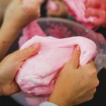 Slime wraca do łask - jak zrobić go w domu i dlaczego znów jest wszędzie?