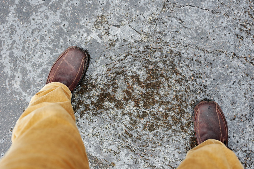 Śliskie buty mogą być bardzo niebezpieczne. W nich o upadek nietrudno! /123RF/PICSEL