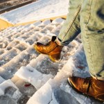 Śliskie buty przestaną być problemem. Awaryjny patent znajdziesz w apteczce