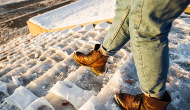 Śliskie buty przestaną być problemem. Awaryjny patent znajdziesz w apteczce 