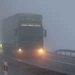 mgła Śliskie drogi, mgła, ograniczona widoczność. Żółte alerty IMGW