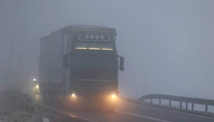 Śliskie drogi, mgła, ograniczona widoczność. Żółte alerty IMGW