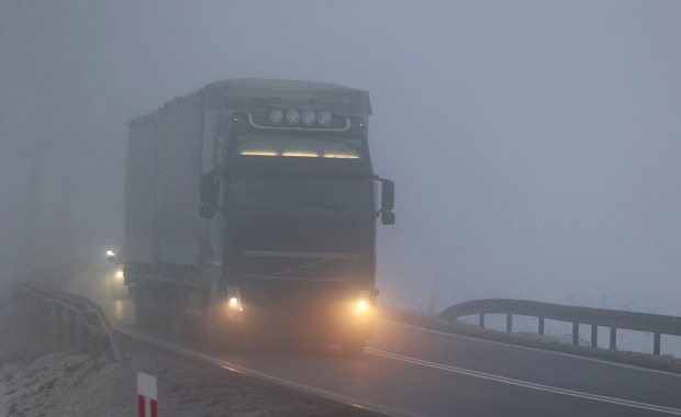 Śliskie drogi, mgła, ograniczona widoczność. Żółte alerty IMGW