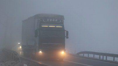 Śliskie drogi, mgła, ograniczona widoczność. Żółte alerty IMGW