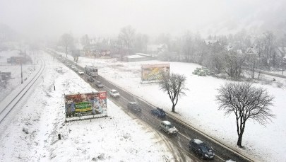 Ślisko i śnieżnie. Wielokilometrowe korki na zakopiance