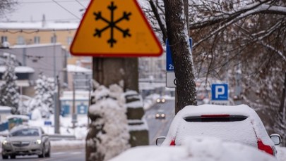 Ślisko na drogach. Marznący deszcz powoduje gołoledź