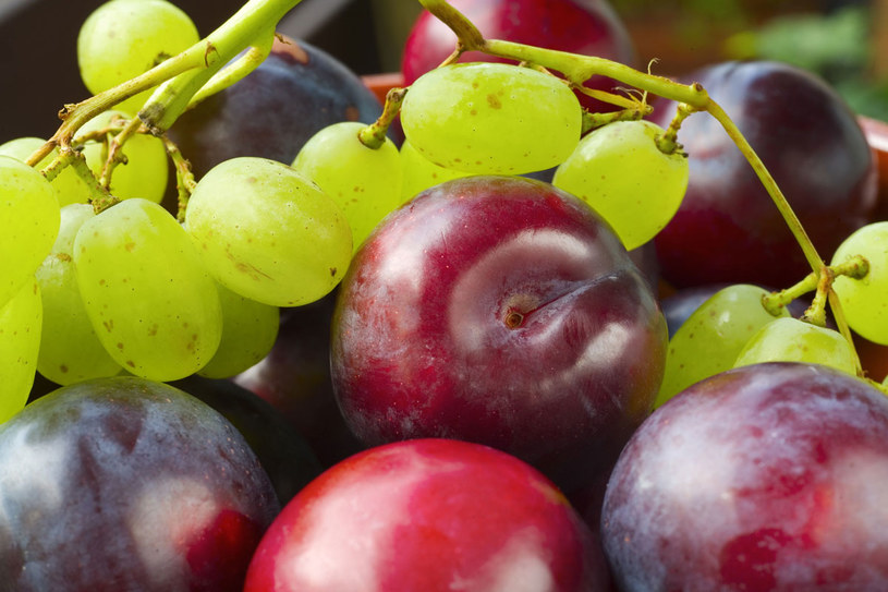 Śliwki i winogrona pomogą na zaparcia /123RF/PICSEL