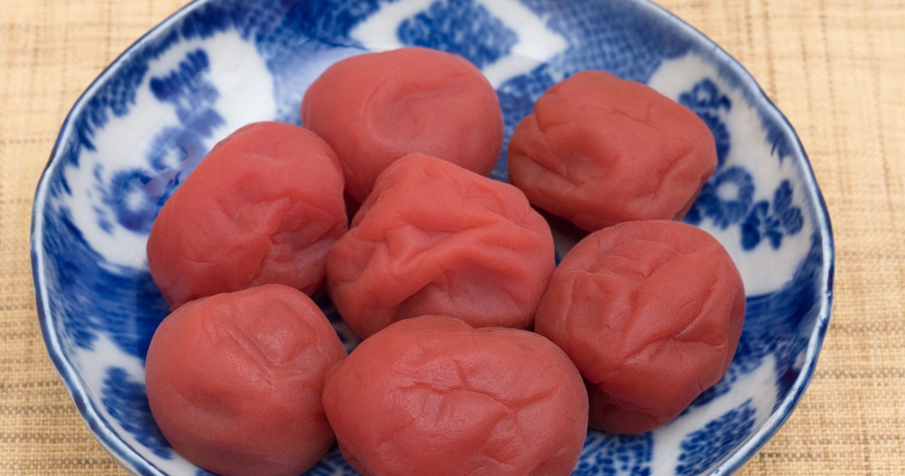 Śliwki umeboshi to jeden z sekretów długowieczności mieszkańców japońskiej Okinawy /y-studio /Canva Pro