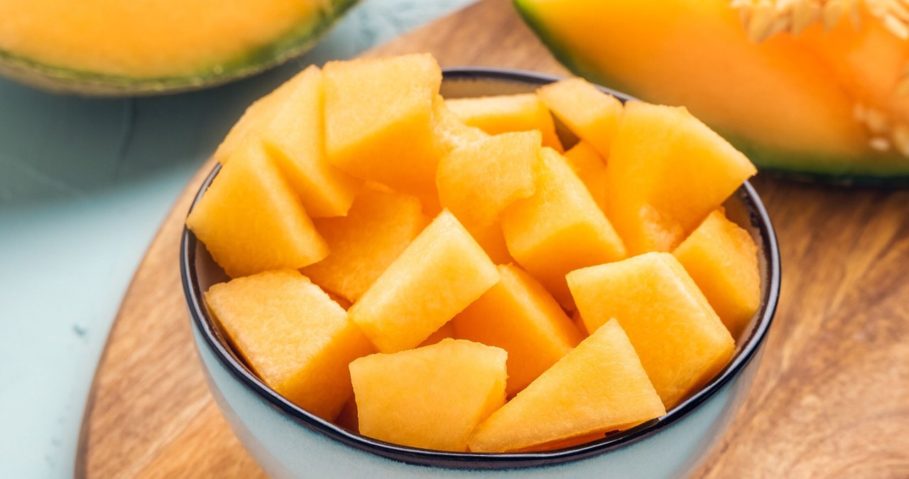 Słodki melon kantalupa ma sporo witamin i minerałów /mattlphotography /123RF/PICSEL