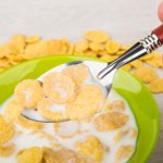 "Słodki zabójca" w twojej misce. Dietetycy ostrzegają przed popularnymi płatkami 