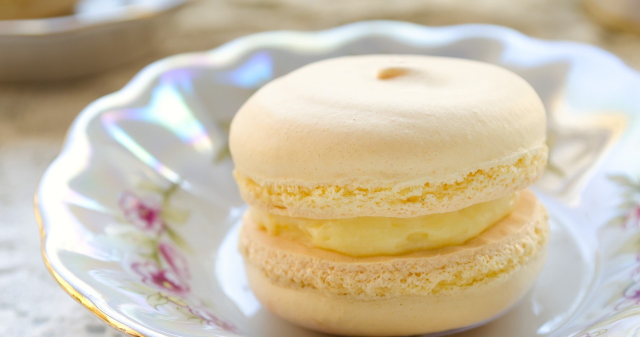 Słodkie makaroniki z delikatnym kremem z białą czekoladą / irkiev /123RF/PICSEL