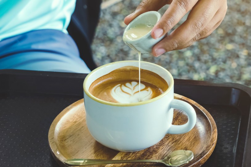 Słodkie mleko skondensowane to popularny dodatek do kawy. Podnosi kaloryczność i może sprzyjać cukrzycy, ale pomaga na zgagę /123RF/PICSEL