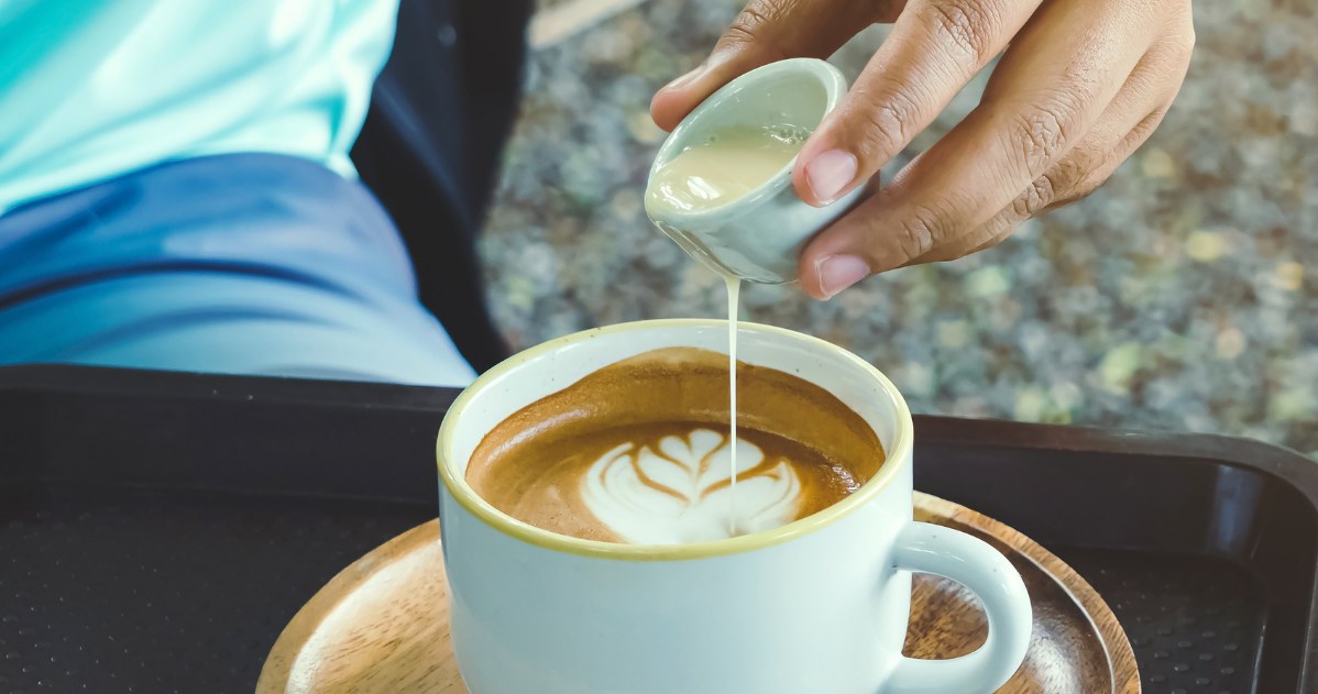 Słodkie mleko skondensowane to popularny dodatek do kawy. Podnosi kaloryczność i może sprzyjać cukrzycy, ale pomaga na zgagę /123RF/PICSEL