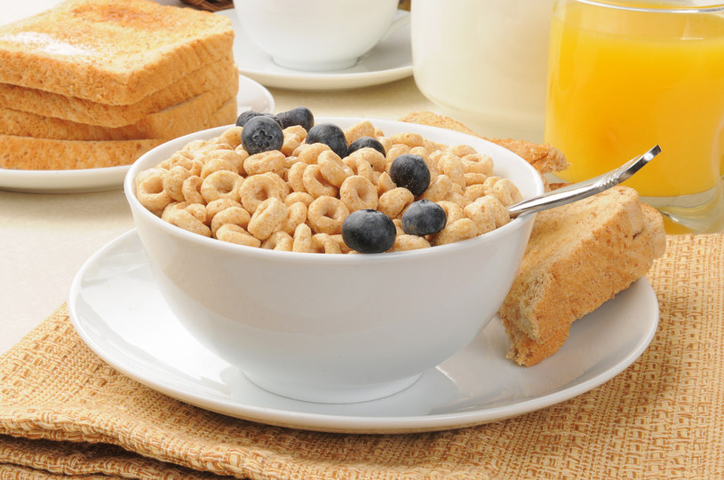 Słodkie płatki śniadaniowe nie są zalecane na pusty żołądek /123RF/PICSEL