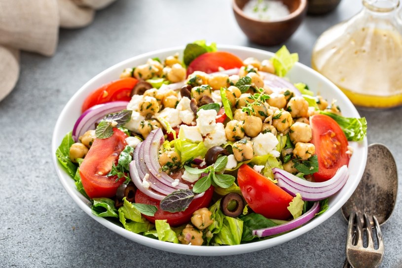 Słodko-ostra, pełna świeżości i smaku. Ta sałatka przypomni ci lato