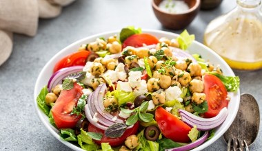 Słodko-ostra, pełna świeżości i smaku. Ta sałatka przypomni ci lato