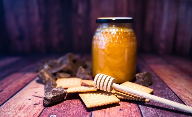 Słodycz z osadem? Gorzko pożałujemy, gdy zjemy?