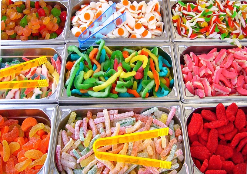 Słodycze przyczyniają się do rozwoju cukrzycy, otyłości oraz próchnicy /Pixel