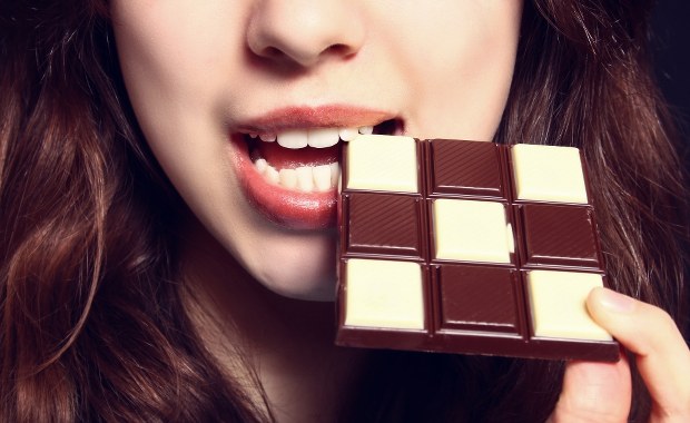 Słodycze zmieniają nasz mózg. I po nie "każe" nam sięgać