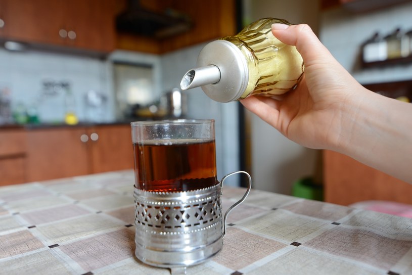 Słodzenie herbaty nie jest konieczne do tego, by smakowała. Co więcej - cukier zabija jej naturalny aromat! /East News