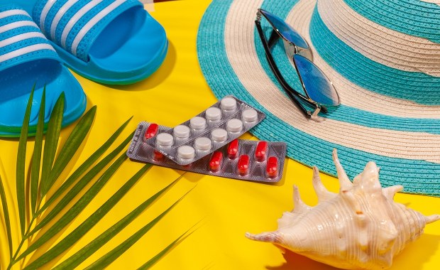 Słońce, plaża i... biegunka? Czy wiesz, jak chronić zdrowie na wakacjach?