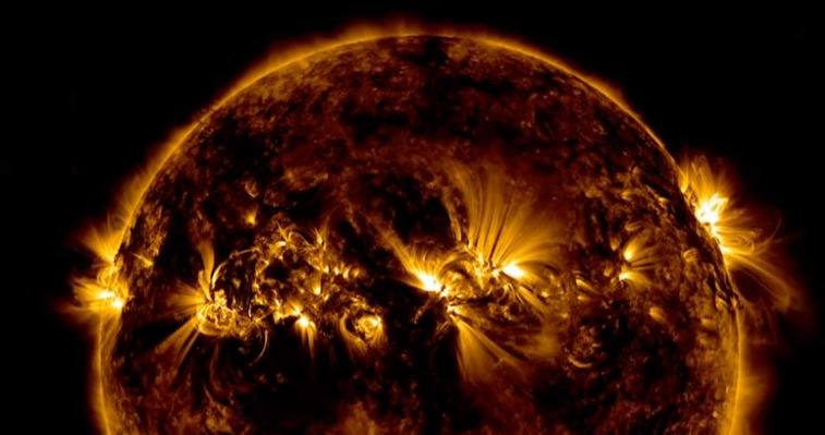 Słońce wyrzuca z siebie materię, która tworzy fantazyjne kształty. /NASA