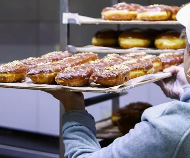 Słone ceny słodkich pączków. Ile kosztują pączki w dyskontach, a ile w cukierniach?