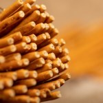 Słone paluszki w laboratorium. Toksyczna przekąska?