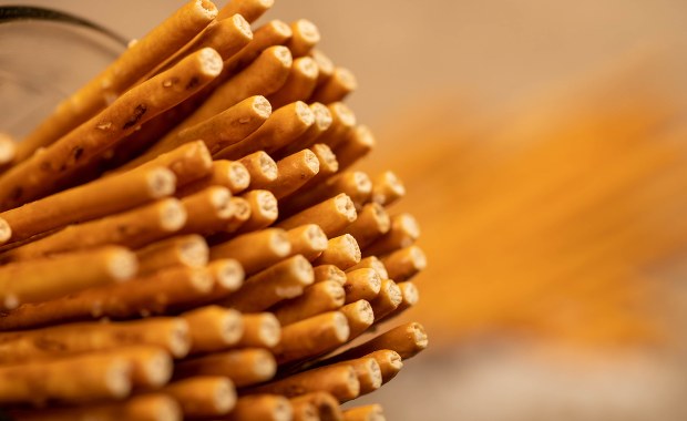 Słone paluszki w laboratorium. Toksyczna przekąska?