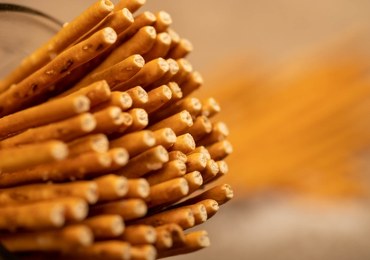 Słone paluszki w laboratorium. Toksyczna przekąska?