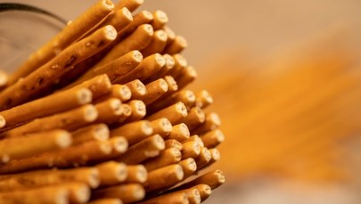 Słone paluszki w laboratorium. Toksyczna przekąska?