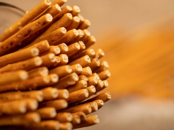 Słone paluszki w laboratorium. Toksyczna przekąska?