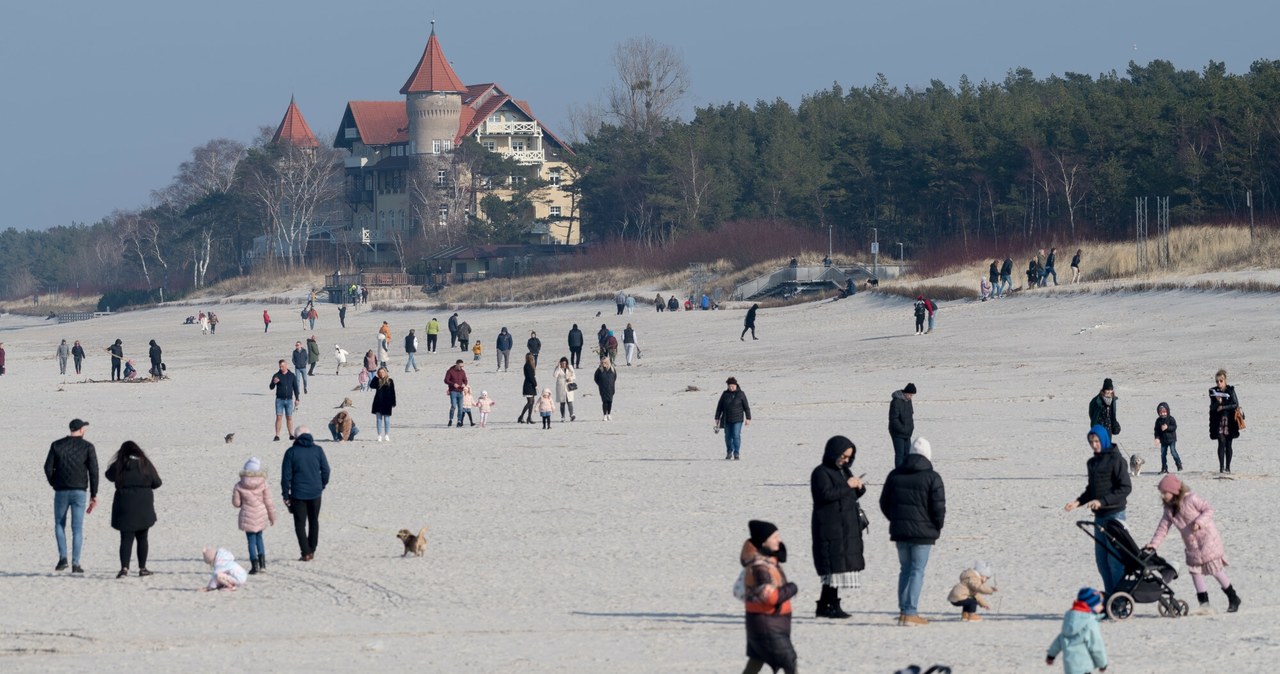 Słoneczna niedziela nad morzem w Łebie przed sezonem /Wojciech Strozyk/REPORTER /East News