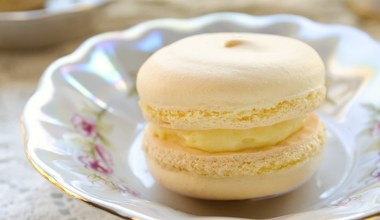 Słoneczne ciasteczka na cieplejsze dni. Pomysł na wiosenny deser 