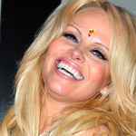 "Słoneczny patrol": Pamela Anderson wygrała z groźną chorobą!