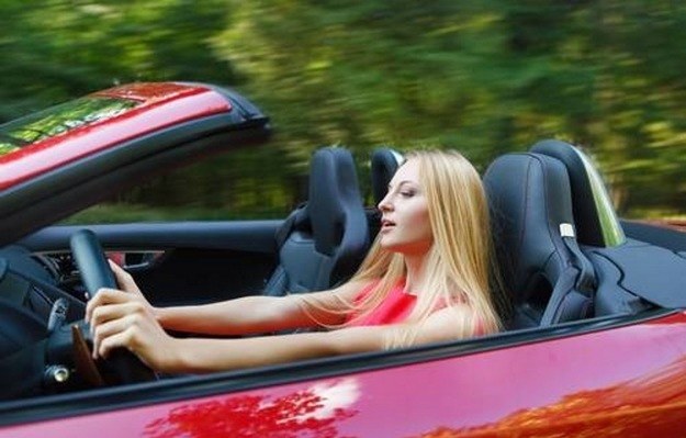 Slow driving najlepiej "uprawia się" w kabriolecie /Value Stock Images /East News