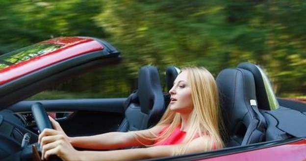 Slow driving najlepiej "uprawia się" w kabriolecie /Value Stock Images /East News