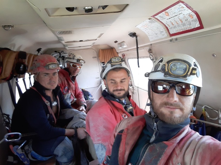 Słowaccy ratownicy na pokładzie śmigłowca /Horská záchranná služba  /