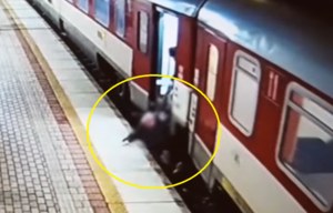 Słowacja: 73-latka chciała wskoczyć do jadącego pociągu. Wypadła z wagonu