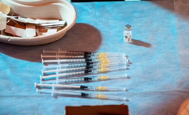 Słowacja, Litwa, Węgry. Kolejne kraje chcą zmienić umowy dotyczące szczepionek 